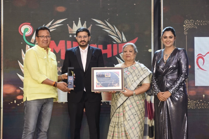 Dr. Priyank Mody receiving an excellence award from Surat Police Commissioner Anupam Singh Gehlot and former Union Minister Darshana Jardosh