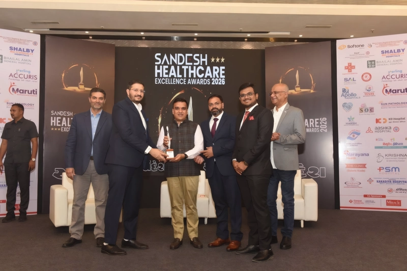 Dr. Priyank Mody receiving the Sandesh Healthcare Excellence Award 2026 from Gujarat Minister Harsh Sanghavi