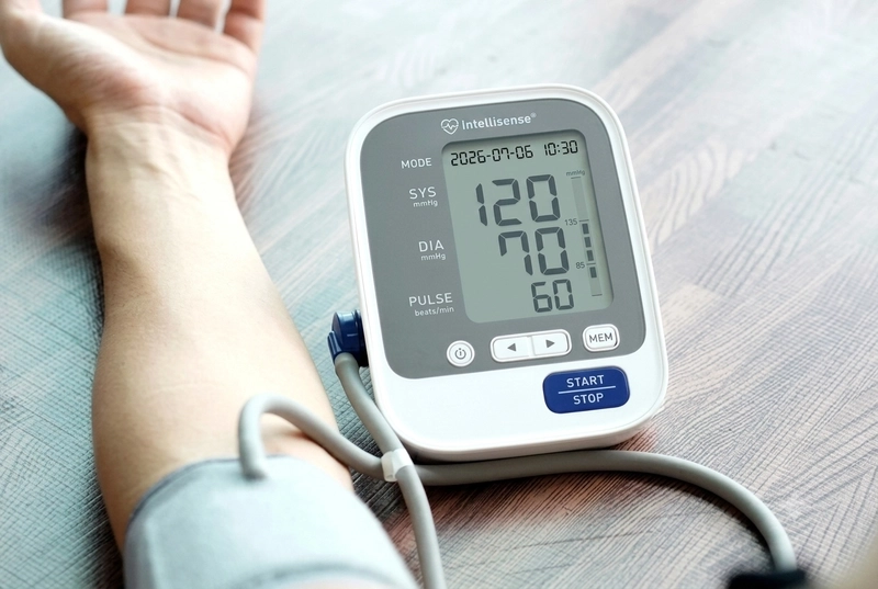 Illustration representing the diagnosis and management of high blood pressure and high cholesterol